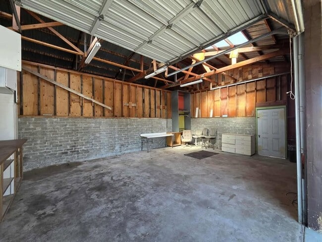 Building Photo - Large 3 Bedroom, 2.5 Bath on Beautiful, HU...