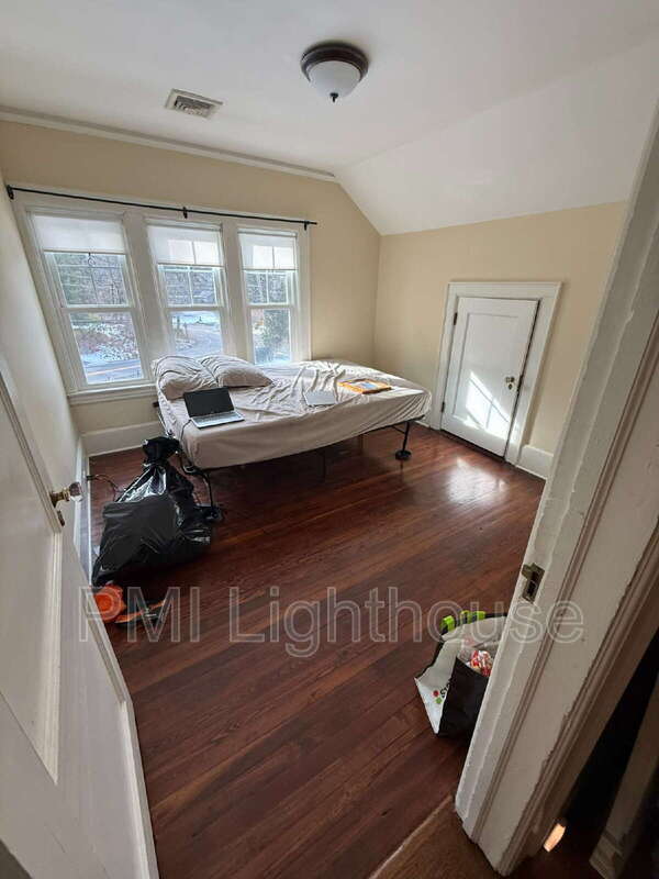 Building Photo - 145 Soundview Rd