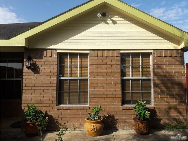 Building Photo - 2001 Las Brisas Dr