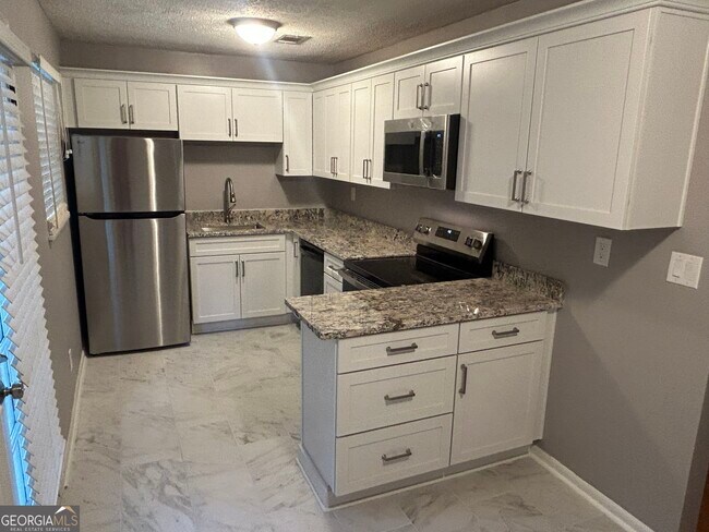 Building Photo - 1020 Tuxedo Ln