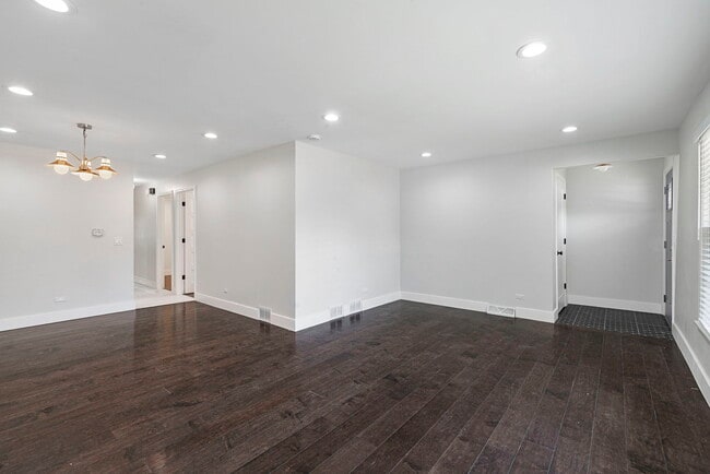 Building Photo - 566 N Howard Ave