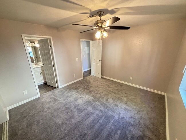 Building Photo - Gorgeous 2Bed/2Bath Condo located just out...