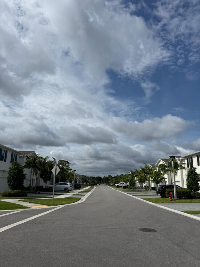Building Photo - 4303 Hammock Grove Dr