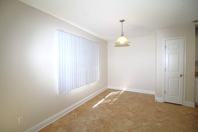 Building Photo - Spacious 3-Bedroom Home in Gulf Breeze wit...