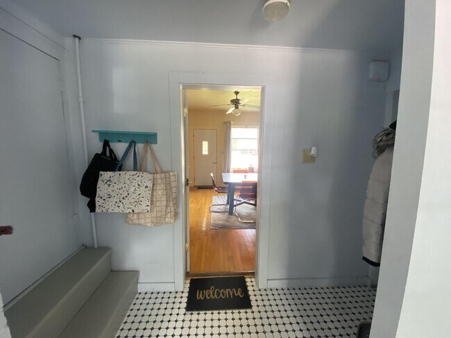Building Photo - Spacious 1 Bedroom Upper Duplex Near Downtown Eau Claire - Available September 1st!