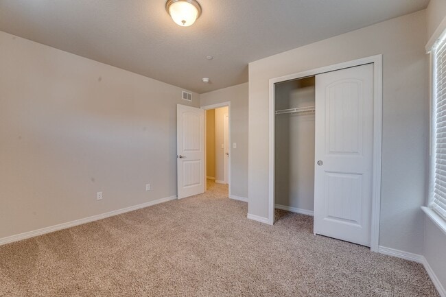 Building Photo - Stunning 3 Bedroom 2 Bathroom townhome in Fort Collins!