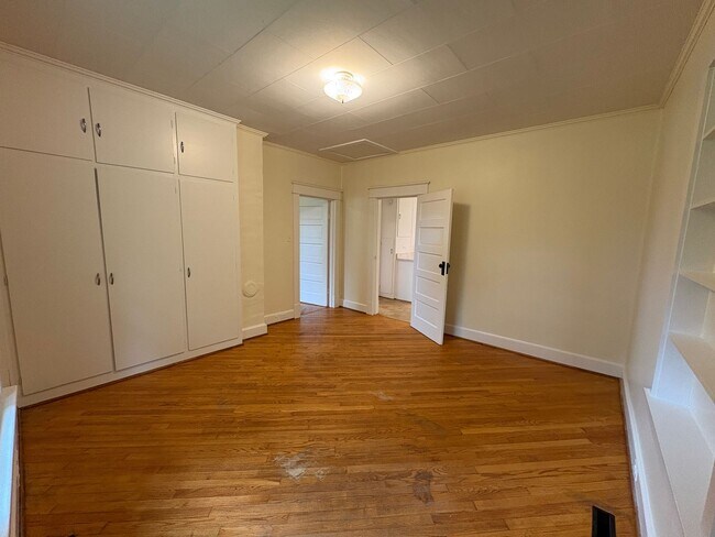 Building Photo - Spacious 2-3 bedroom house! Located on sid...