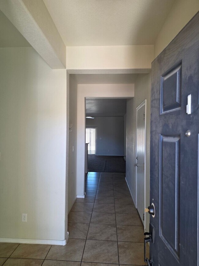 Building Photo - NW 3/BD 2/BA 2/CG Single Story