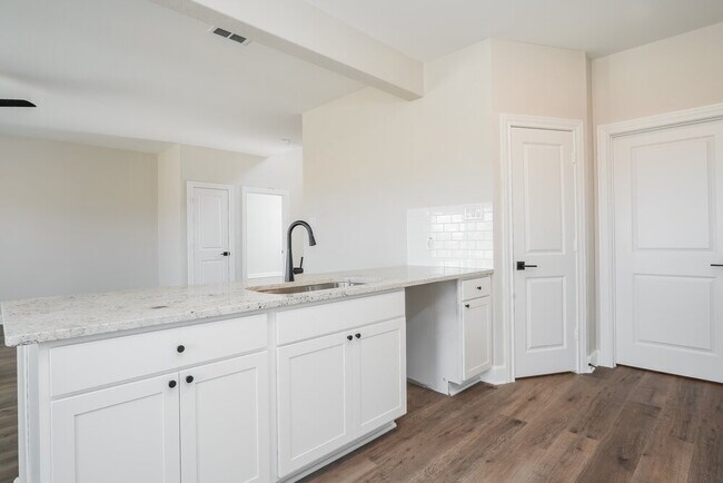 Building Photo - 244 Live Oak Ln