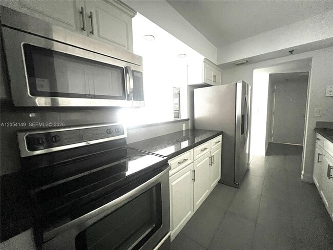 Building Photo - 2457 Collins Ave