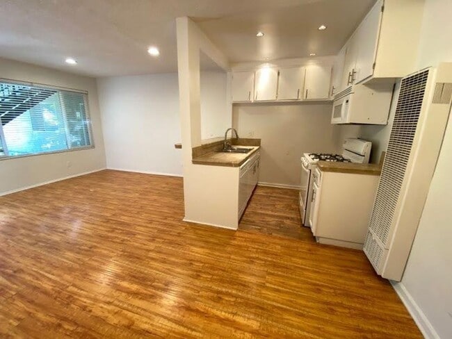 Interior Photo - 14220 Burbank Blvd