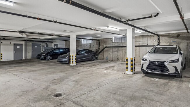 Building Photo - Luxury Fishtown Apartment With Parking!