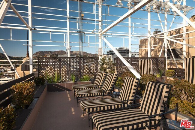 Building Photo - 6253 Hollywood Blvd