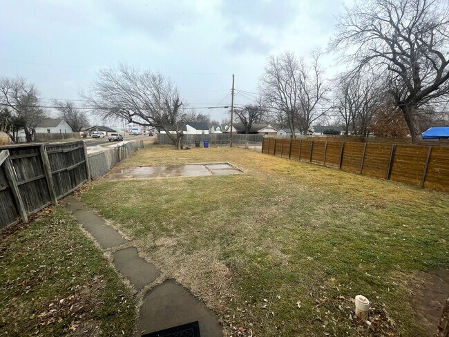 Building Photo - 2 bed 1 bath, laundry connections, large fenced yard, corner lot!