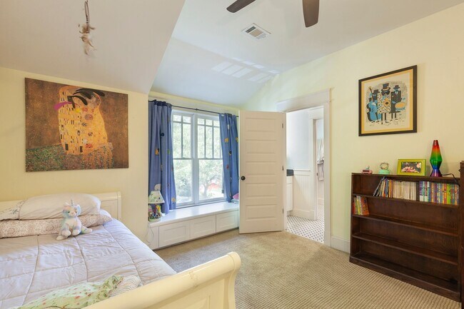 Building Photo - Beautiful 4/4 Plus Office, 4 Blocks From E...