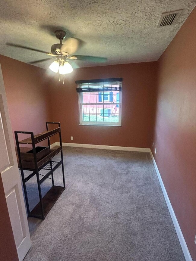 Building Photo - 633 NE Larkspur Ln