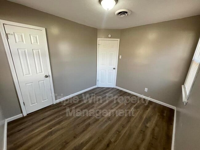 Building Photo - 10261 Imperial Dr