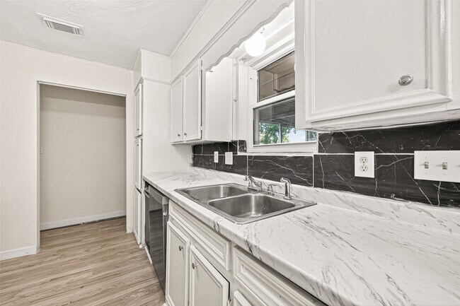 Building Photo - 4123 Cedar Gardens Dr