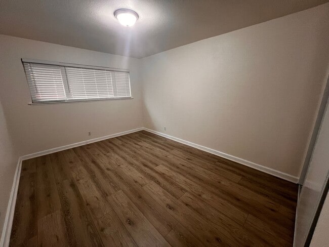 Building Photo - MARCH MOVE IN SPECIAL - $400 OFF First month's rent. Adorable single-story home that has been upd...