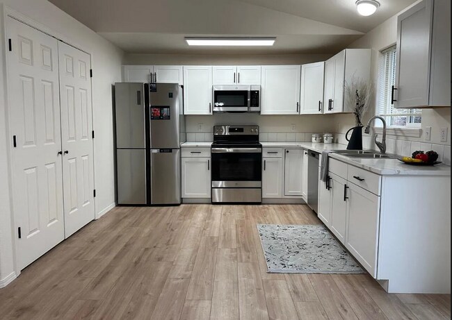 Building Photo - 3238 SW Metolius Ave