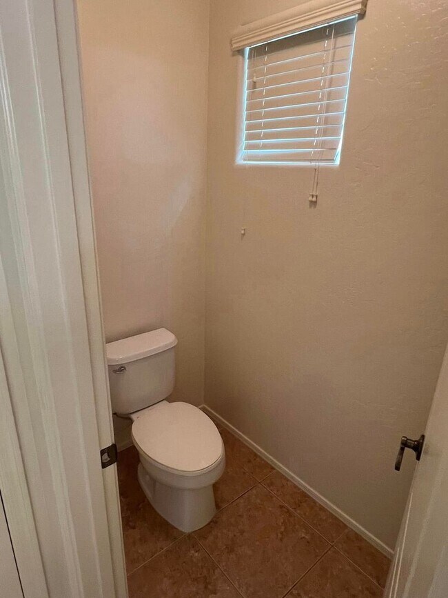 Building Photo - 4-bedroom and loft in the Willows with com...
