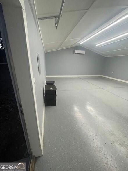 Building Photo - 3020 Land Rd