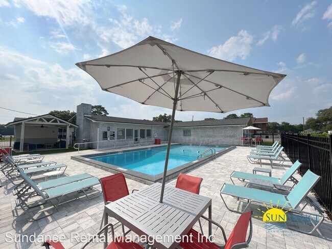 Building Photo - 3 br, 2 bath House - 611 Colonial Drive #8