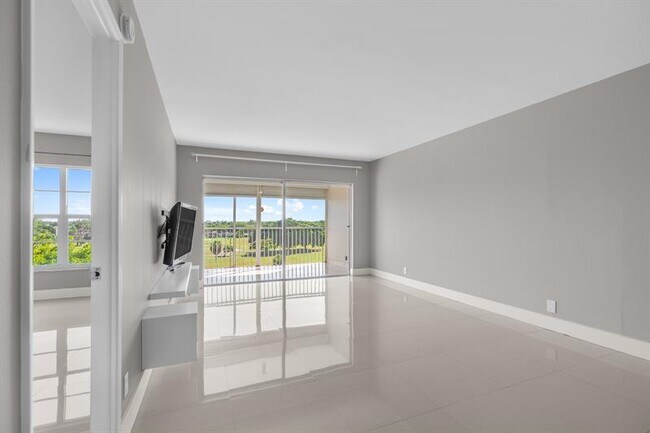 Building Photo - 3050 N Palm Aire Dr