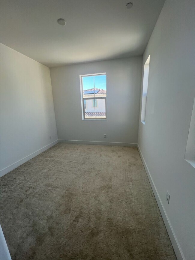 Building Photo - Camarillo - Newer 4 bedroom, 3.5 home