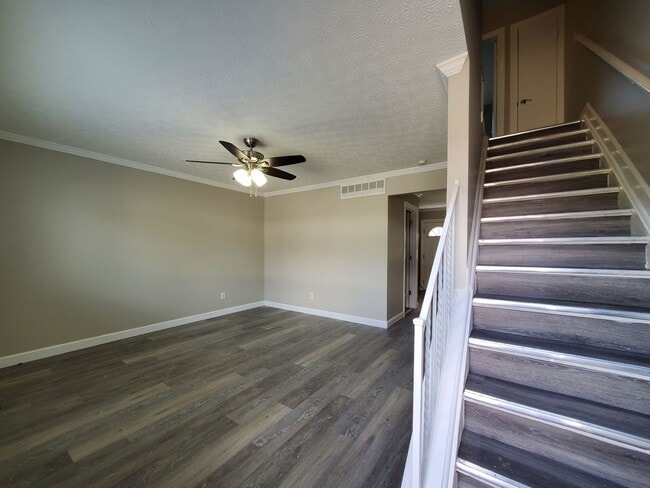 Building Photo - 3 Bed 2 Bath Condo