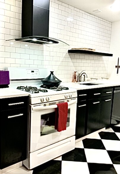 Modern kitchen - 45 Elm St