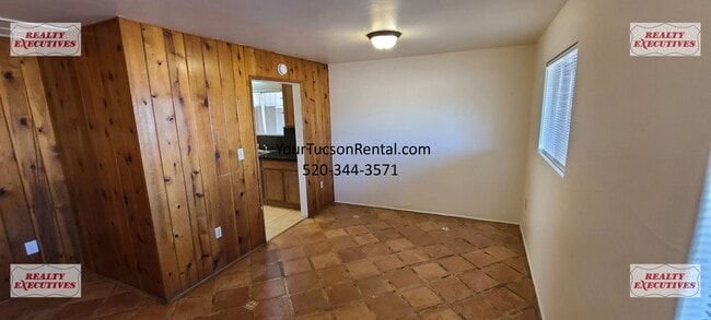 Building Photo - Grant & Silverbell Rd 3/1.5 with A/C $500 Security Deposit