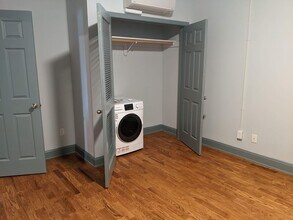 Building Photo - Salem Square