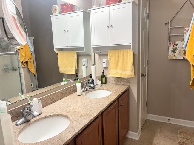 Building Photo - 3792 Alexandria Ave