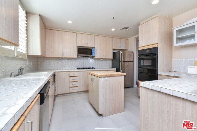 Building Photo - 5350 White Oak Ave