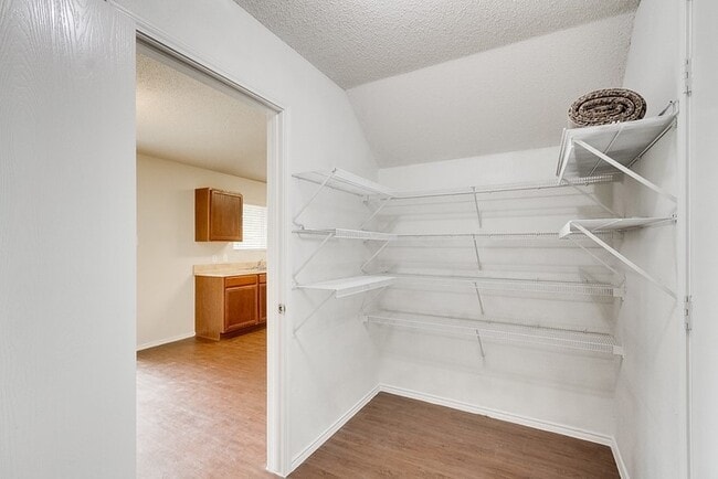 Building Photo - 937 Canary Dr