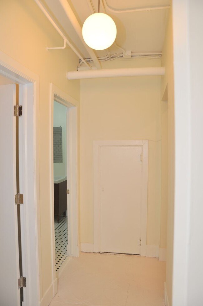 Building Photo - 2550 Pillsbury Ave