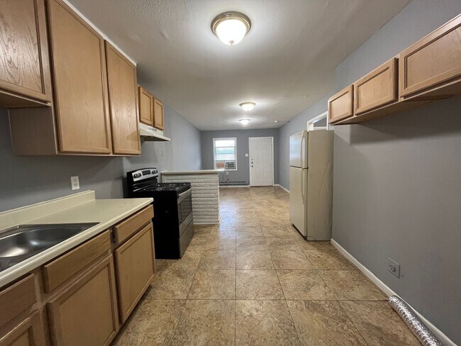 Building Photo - Two Bedrooms 1 Bath Unit at Sunnyside Duplexes