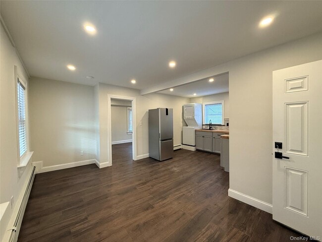 Building Photo - 247 Main St