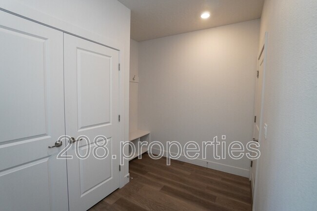 Building Photo - 245 E Caldera St