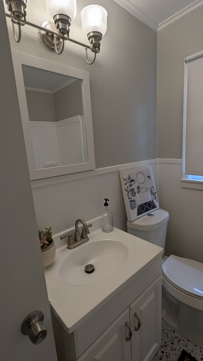 Building Photo - 2417 S Kennedy Ave