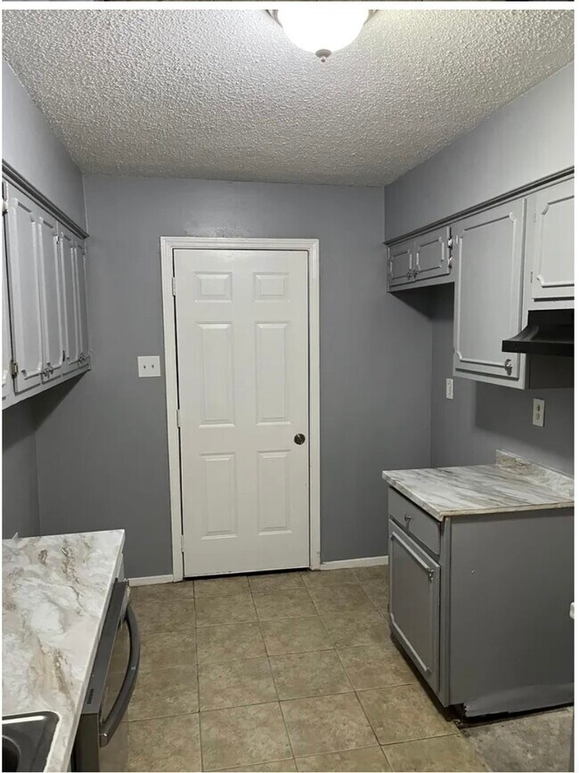 Building Photo - 3273 Ridgemont Ave