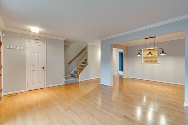 Building Photo - Fantastic townhome in Alexandria