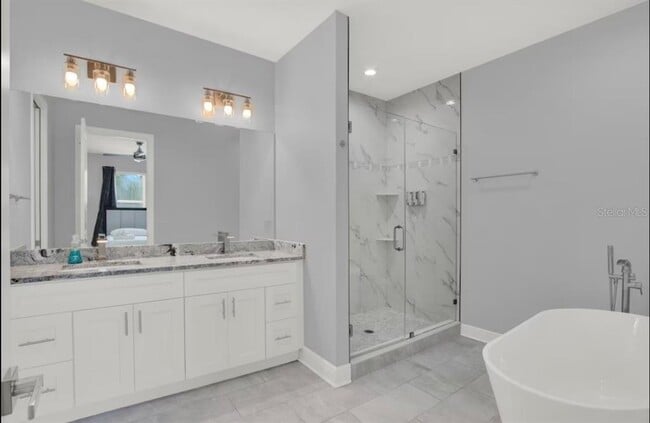 Building Photo - 405 S Westland Ave