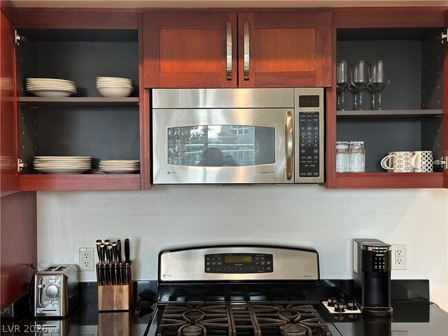 Building Photo - 4545 Dean Martin Dr