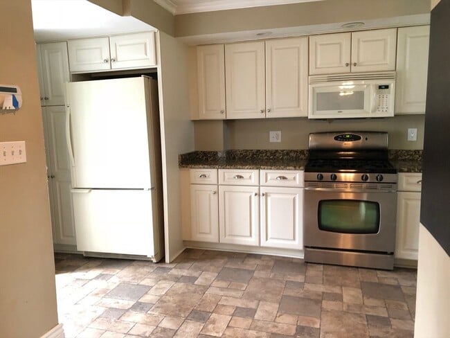 Building Photo - 27 Pleasant St