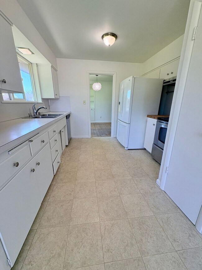 Building Photo - 5 Bed/1.5 Bath Beacon Hill Home with Gorgeous Views!