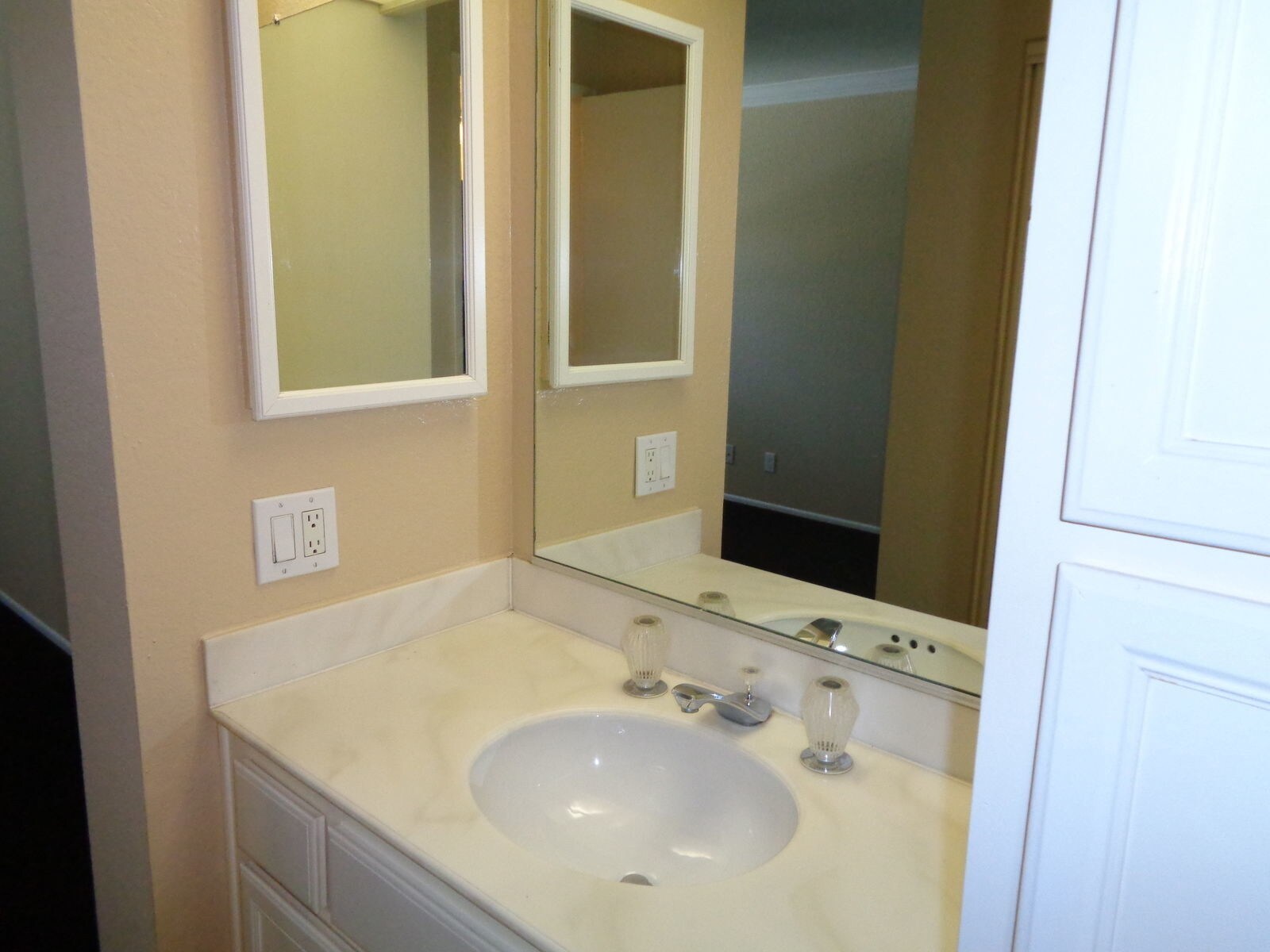 Building Photo - 5 Bridle Ln