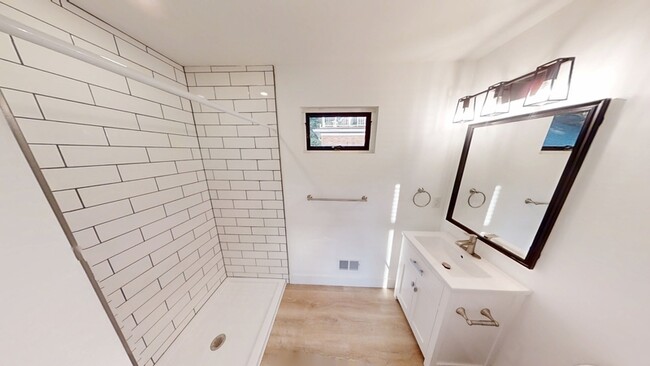 Building Photo - 331 E Ann St