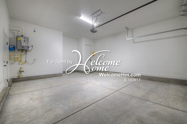 Building Photo - 262 Commodore Dr